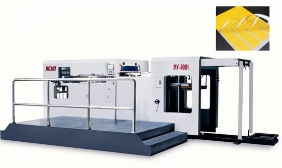 Machine de découpe automatique sous pression de petite taille pour la découpe d'étiquettes autoadhésives pour vêtements